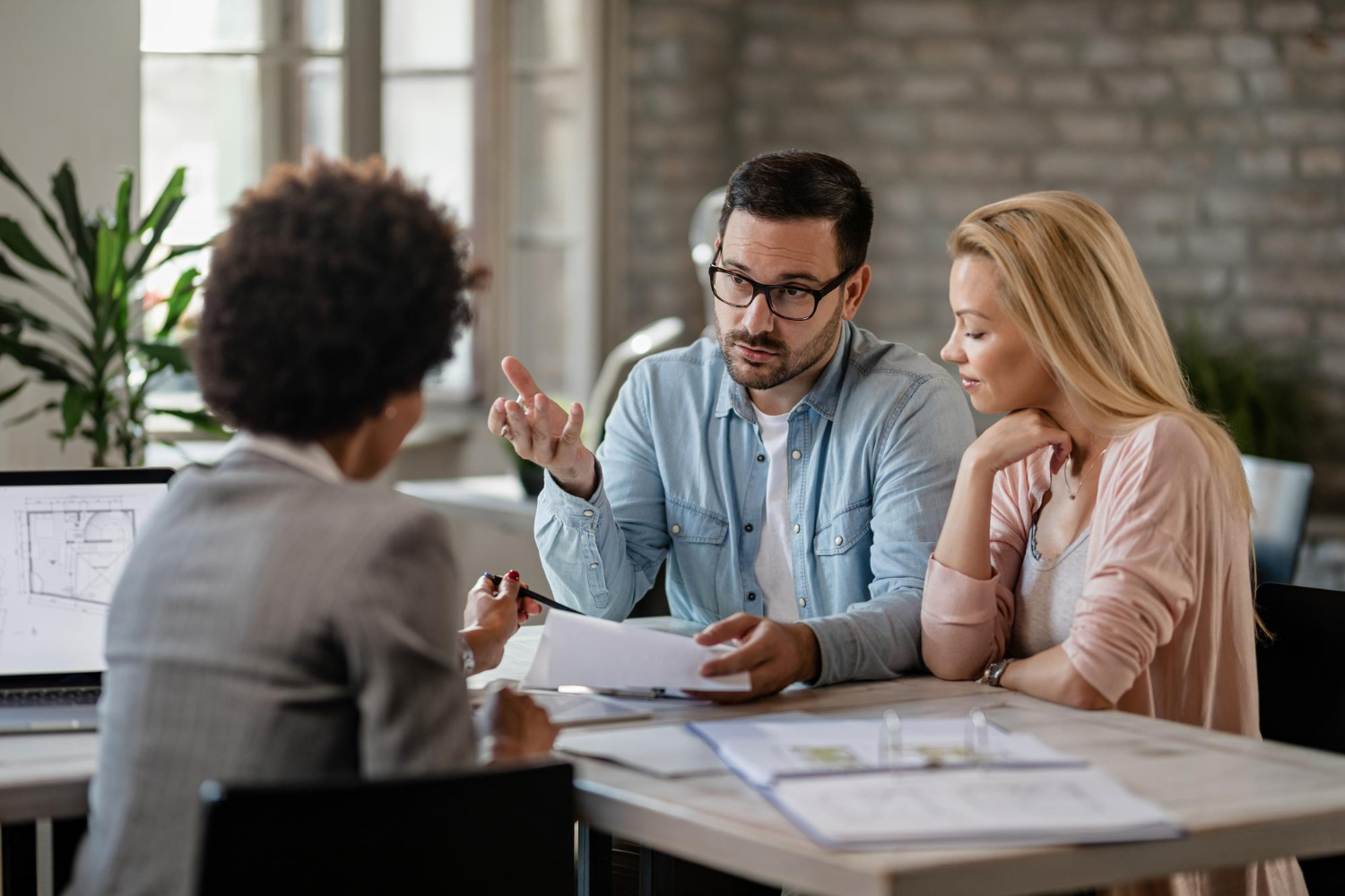 Mortgage broker showing divergence between the federal funds rate and 30-year mortgage rates with key market drivers and takeaways for loan officers.