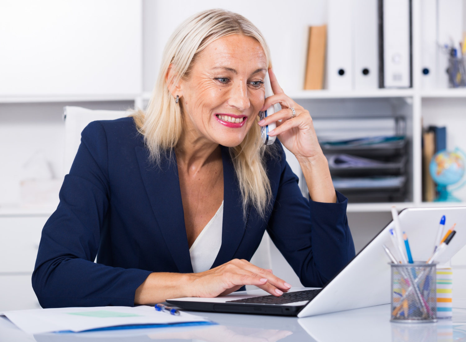 Loan officer using mortgage presentation software to create a client scenario in real time.