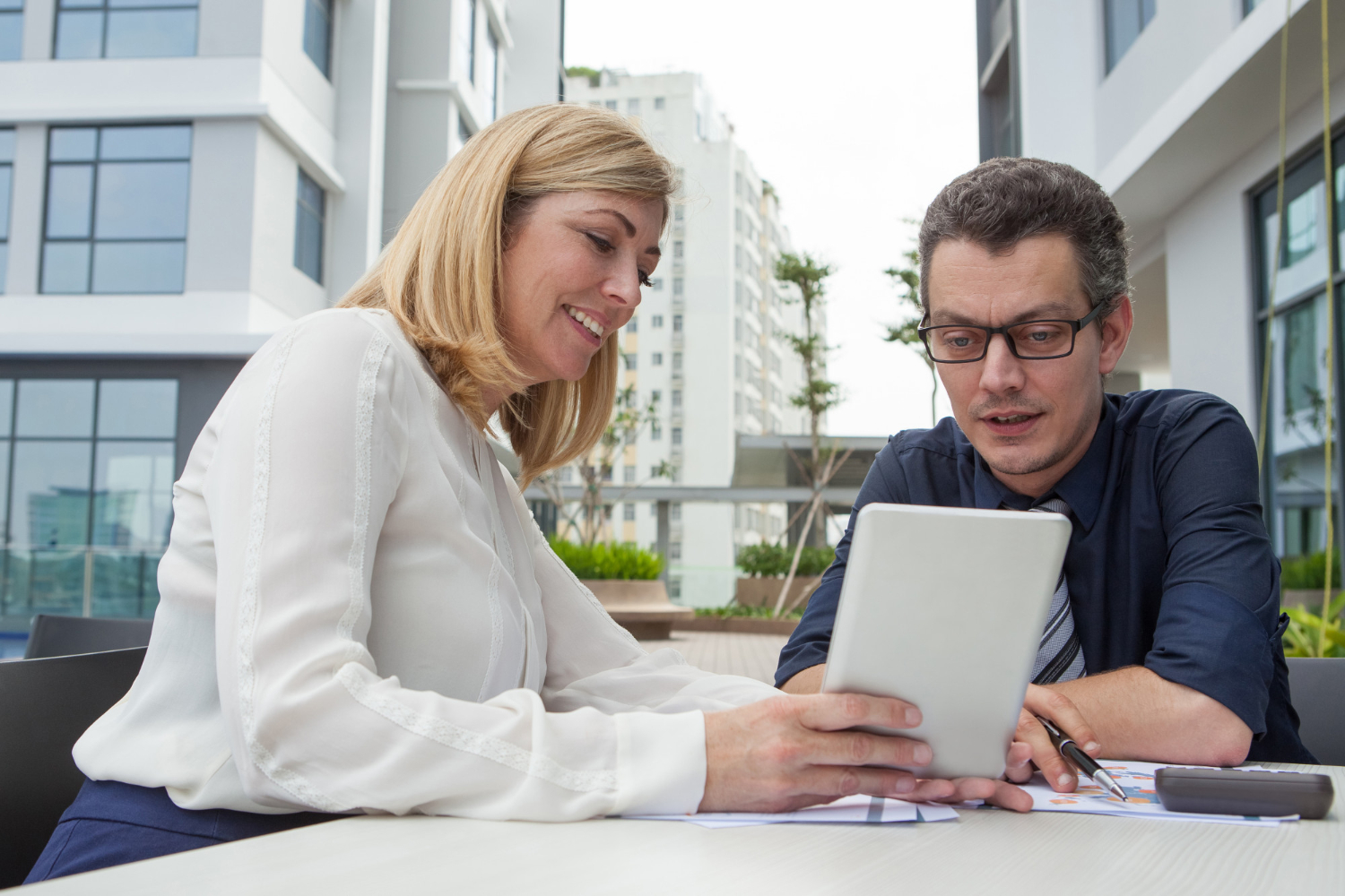 Mortgage broker using mortgage presentation software on a tablet with client.